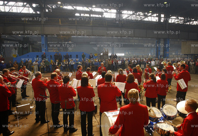 Stocznia Gdansk. Hala K1. Do sniadania stoczniowcom...