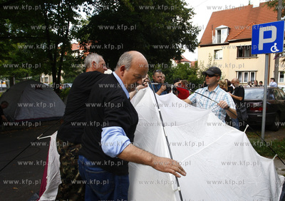 Sopot. Kilkudziesieciu zwiazkowcow ze stoczni Gdansk...