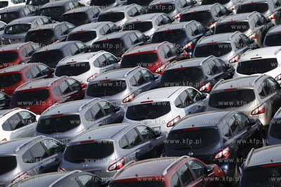 Samochody na placu Wolnego Obszaru Celnego w Gdansku.
23.03.2011
fot....