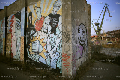 Stocznia Gdansk. Murale na dawnych budynkach stoczni
28.10.2011...