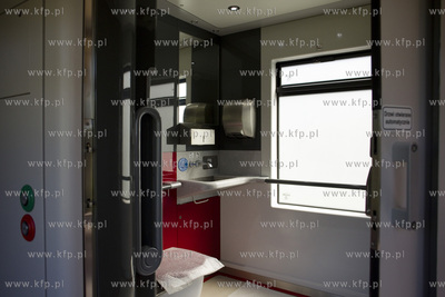 Przejazd i prezentacja składu PKM ze stacji Niedźwiednik...