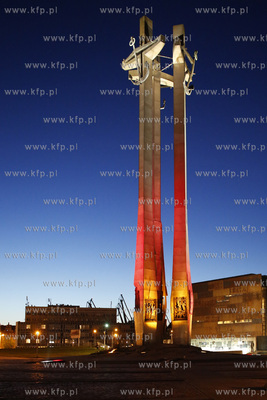 Gdańsk. Podświetlony na biało - czerwono pomnik...