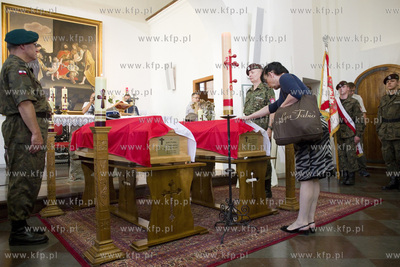 Kaplica Królewska w Gdańsku. Wystawione trumny z...