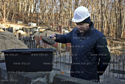 Uroczystość wmurowania kamienia węgielnego, pod
budowę...