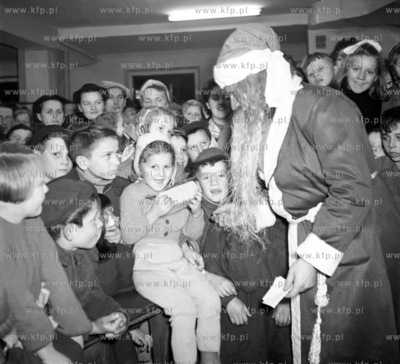 Swiety Mikolaj rozdaje prezenty dzieciom. (0000557z)...