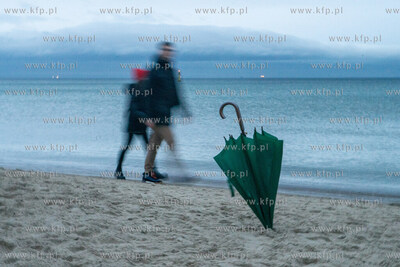 Plaża w Sopocie. Nz. Pozostawiona parasolka. 2.01.2022...