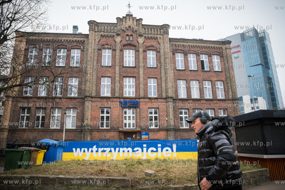 Banery z napisem WYTRZYMAJCIE! pojawiły się na ogrodzeniu...
