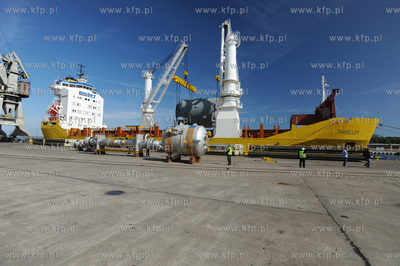 Port w Gdansku. Przeladunek elementu urzadzenia do...