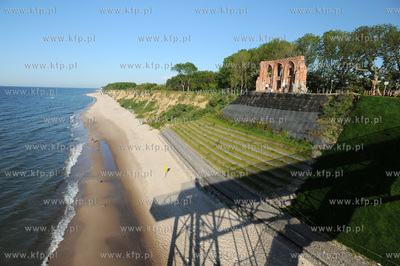 Trzesacz. Sciana S romansko-gotyckiego kosciola sw....