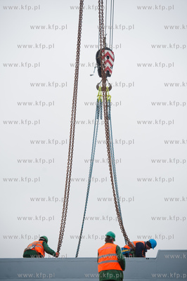 Montaz wazacych 135 ton dwoch sekcji przesla zwodzonego...