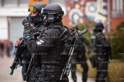 Gdansk. Wspolne cwiczenia grupy antyterrorystycznej...