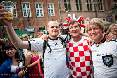 Gdansk. Ulica Dluga. Chorwaccy kibice na ulicach starego...