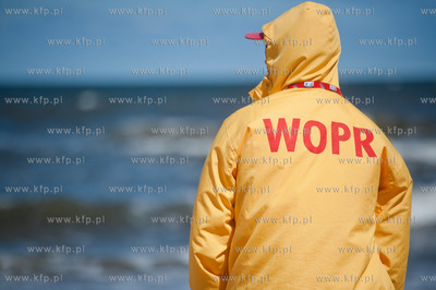 Gdansk. Czerwona flaga wywieszona na plazy w Jelitkowie...