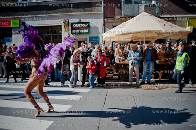 Gdansk. Ulica Panska. Parada z udzialem bebniarzy,...