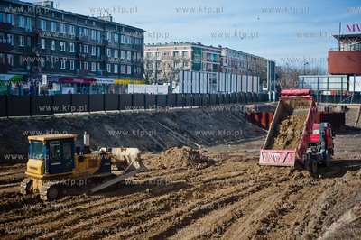 Gdansk. Zasypywanie wielkiej dziury znajdujacej sie...