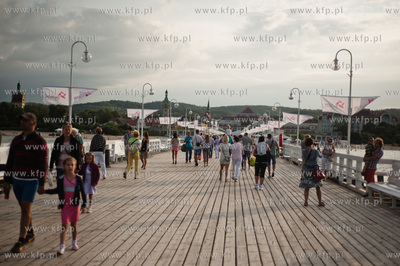 Wakacyjne popoludnie na molo w Sopocie.
09.08.2013
fot....