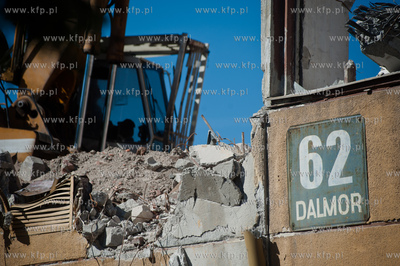 Gdynia. Wyburzanie jednego z budynkuw Dalmoru przy...