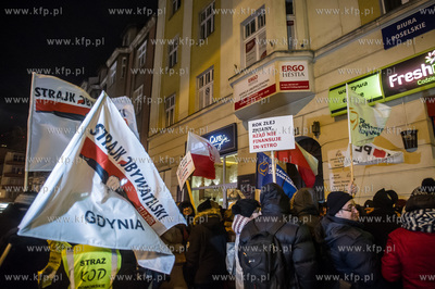 Gdynia. Pikieta Solidarnie dla Polski, zorganizowana...