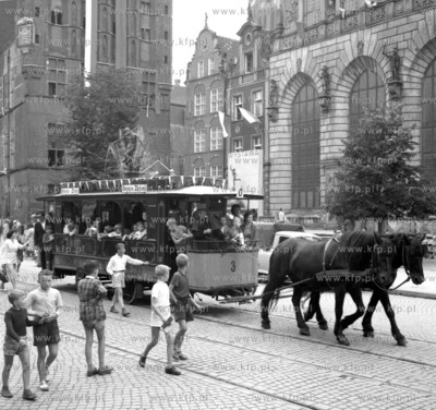 Konny tramwaj przejezdzajacy przez Dlugi Targ w Gdansku....