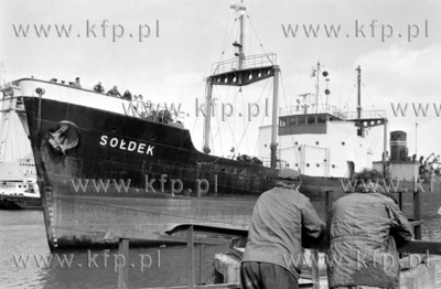 Rudowegloweic SS Soldek wplywa do gdanskiego portu....