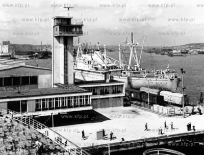 Kapitanat portu i port Gdynia widziany z transatlantyka...