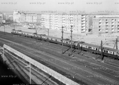 Kolejka elektryczna jedzie przez Gdynie.  1962 
z0004586
Fot....