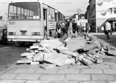 Autobus miejski linii B marki Ikarus na przystanku...
