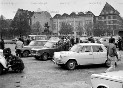 Wiosenny Rajd Dziennikarzy. Samochody na parkingu tuz...