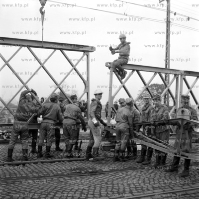 Zolnierze wojsk komunikacyjnych przy pomocy gdanskich...