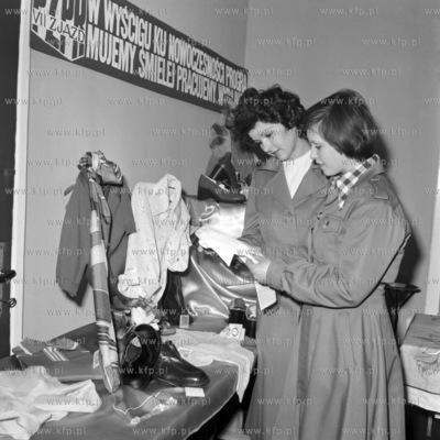 Prezentacja odziezy sezonu wiosna lato przygotowane...