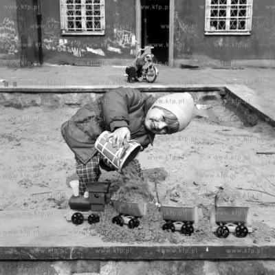 Dziecieca zabawa w pisakownicy.  03.04.1976 1kwiecien76_z.kosycarz_p4...