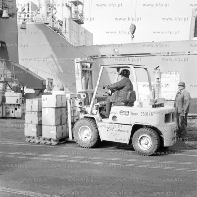 Załadunek towarów w pocie gdyńskim. 
8.03.1977
2marzec77_z.kosycarz_p17
Fot....