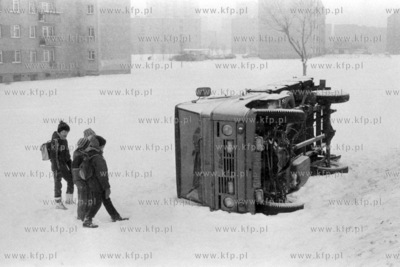 Zbyt nadmierna prędkość i śliska nawierznia przyczyniła...
