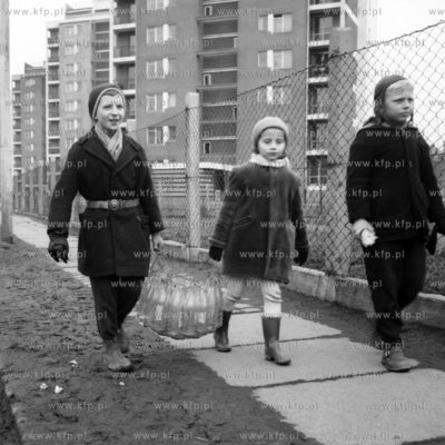 Młodzież w drodze do punktu skupu butelek przy ulicy...