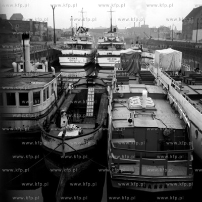 Zimowy postój barek i statków Żeglugi Gdańskiej...