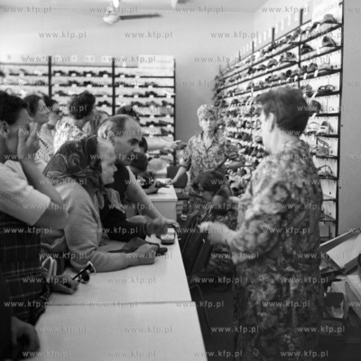 Kolejka w sklepie obuwniczym. (Lata60).
1963
0009464z
Fot....
