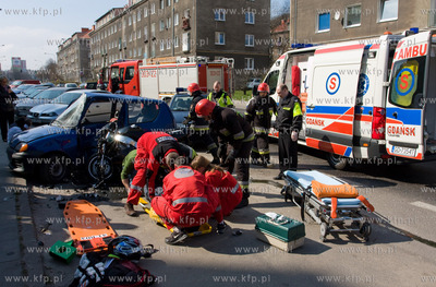 Gdansk, ul. Kartuska. Kierujacy motocyklem marki Honda...
