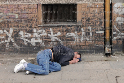 Wiosenny obrazek w centrum Gdyni.   Mezczyzna lezacy...