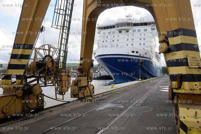Gdynia. Do nabrzeza w Baltyckim Terminalu Kontenerowym...