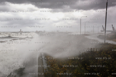 Sztormowa pogoda w Gdansku. Plaza na Westerplatte,...