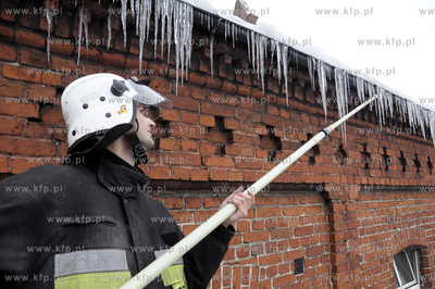 Straz z Pelplina podczas usuwania niebezpiecznych lodowych...