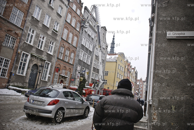 Odlamywanie niebezpiecznych sopli zwisajacych z dachów...