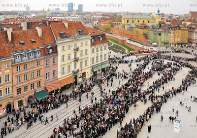 Warszawa. Polacy skladaja hold Prezydentowi Lechowi...