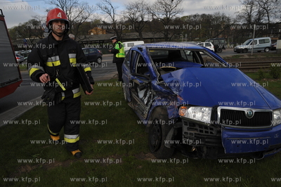 Wypadek samochodowy na Podwalu Grodzkim, niebieska...
