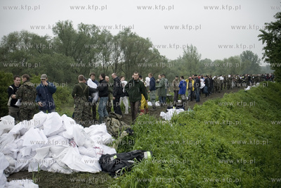 Krakow, Salwator. Umacnianie przeciekajacych walow...