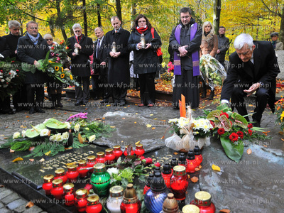 Cmentarz witominski w Gdyni. Przewodniczacy Europarlamentu...