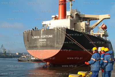 Do gdynskiego portu wplynal najwiekszy w historii masowiec...