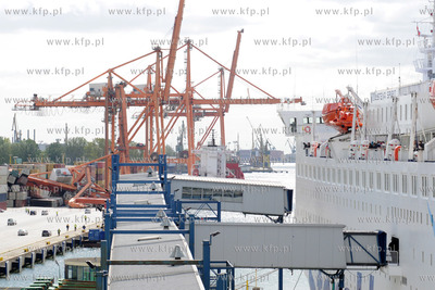 Przystan promowa Stena Line w Gdyni. Wychodzacy w podroz...