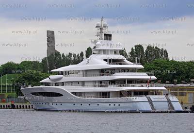 W gdanskim porcie, przy nabrzezu Obroncow Westerplatte,...