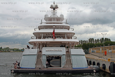 W gdanskim porcie, przy nabrzezu Obroncow Westerplatte,...